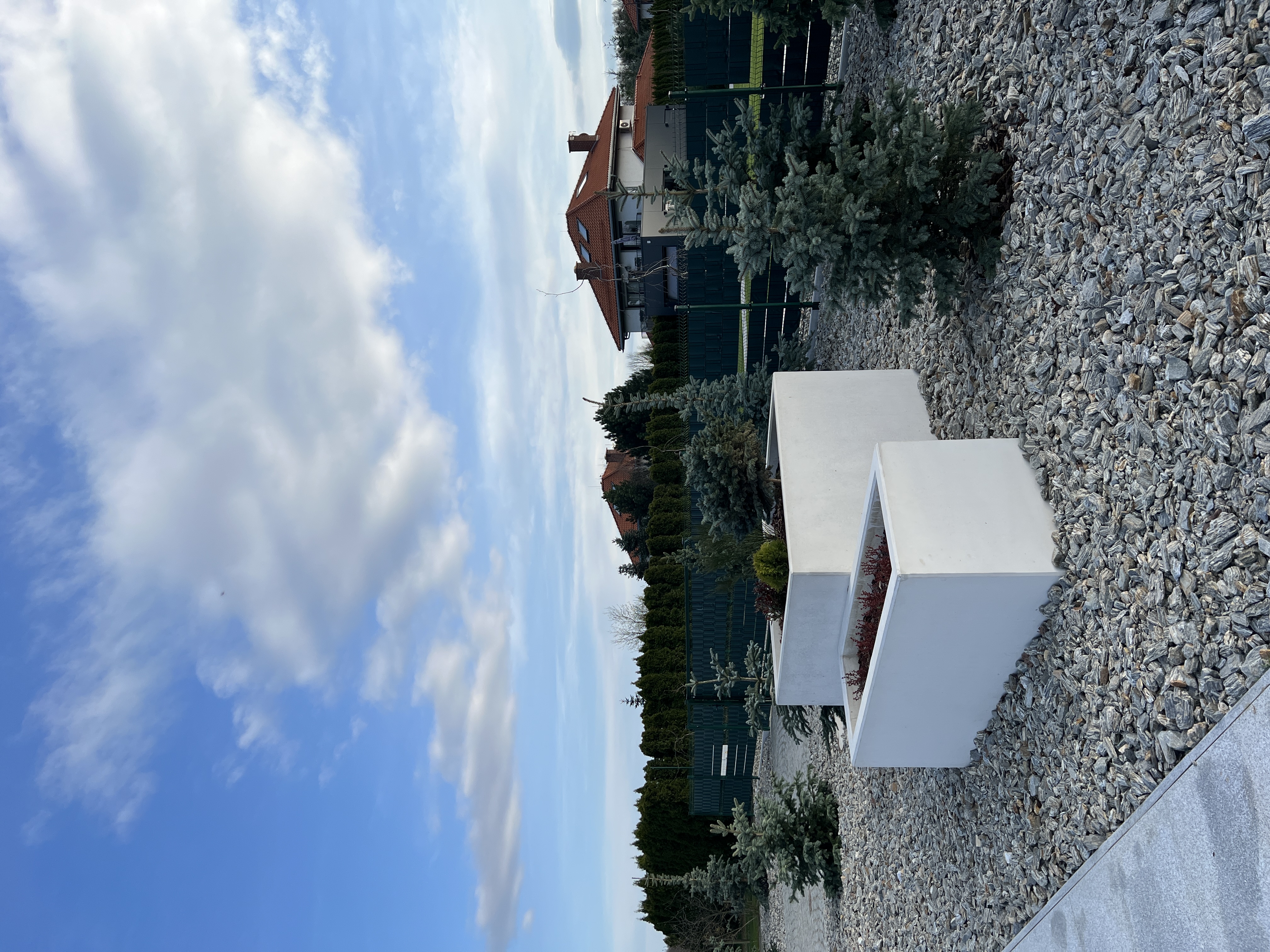 Betonowa Donica Lungo 180 i Donica Cubo 150 przy posesji prywatnej